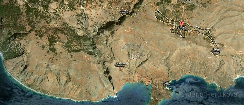 Aradena.jpg - Na této Google mapě je vidět celá soutěska Aradene i s mramorovou pláží na jejím spodním konci. 