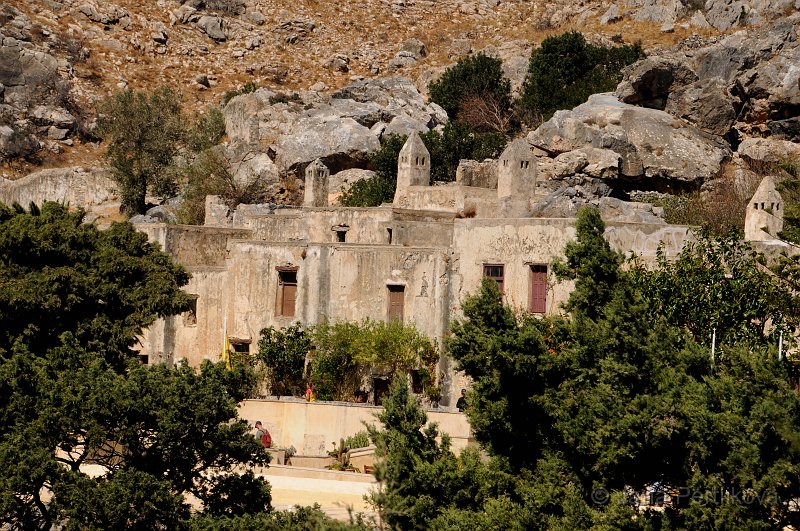 DSC_0026_2.jpg - I když domy na obrázku vypadají stejně, jako na předchozím, tak toto je již klášter Moni Preveli.