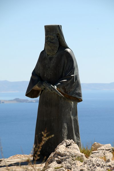 DSC_0105_1.jpg - Kromě britského vojáka je součástí památníku také socha Opata Agathangelose Lagouvardose se zbraní. Opat nejprve organizoval záchranu spojeneckých vojáků a potom vstoupil do řecké armády na středním východě.