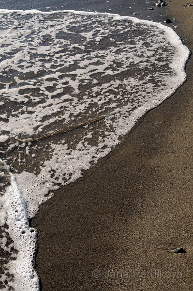 DSC_0307_2.jpg - Naše stopy v písku hned zahladila vlna.