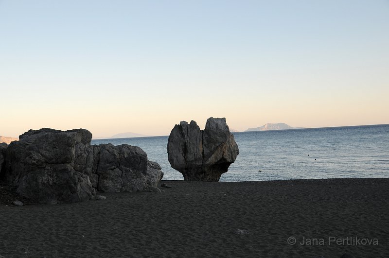 DSC_0344_3.jpg - Po cestě zpět k autu jsme ještě museli vyfotit na pláži Perveli kámen, který je snad ve všech průvodcích.