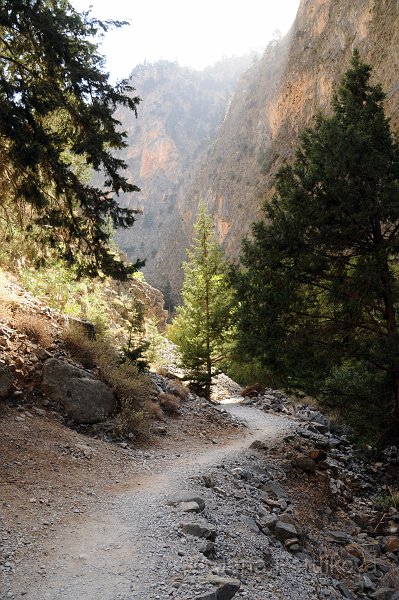 DSC_0655_2.jpg - Shodli sme se na tom, že prvnich 7km až do vesnice byla cesta nudná a úmorná. Nešlo vlastně ani o žádný kaňon. Až za vesnicí jsme si cestu začali úžívat.