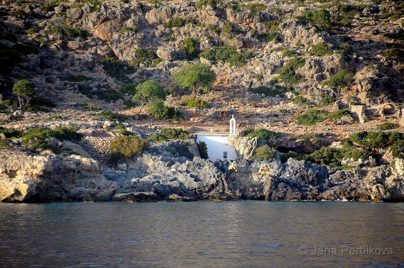 DSC_0875_2.jpg - kostelík na pobřeží u vesnice Loutro