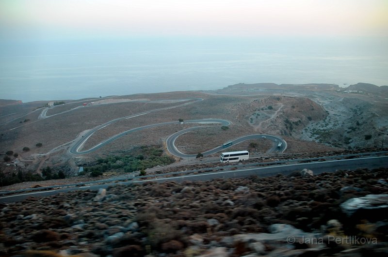 DSC_0955_2.jpg - V Hora Sfakion na nás čekal autobus, který nás měl převézt přes hory zpět na severní pobřeží.