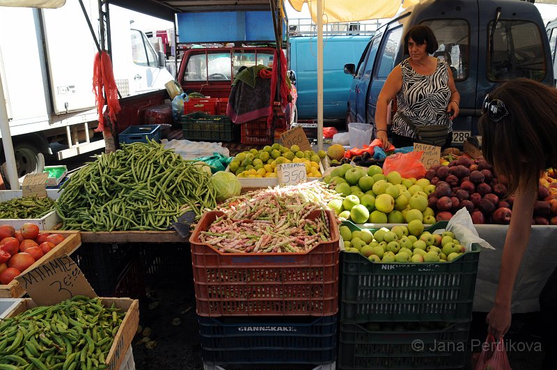 DSC_1223_1.jpg - Měli jsme štěstí, protože každý čtvrtek se v Rethimnu konají trhy. Na trh nechodí turisti, ale místní, proto tu nekoupíte žádné suvenýry, ale jen užitečné věci: ovoce a zeleninu,...