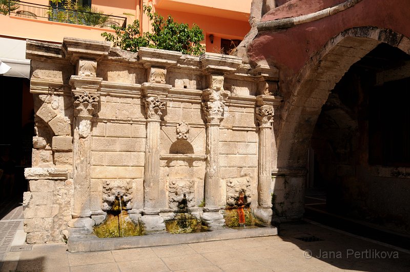 DSC_1270_1.jpg - Kašna Rimondi se lvími hlavami a korintskými sloupy byla postavena v roce 1588 a přestavěna v roce 1626.