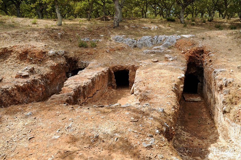 DSC_1364_2.jpg - V Armeni bylo v roce 1969 Yiannisem Tzedakisem objeveno pohřebiště z pozdní minojské doby (13. - 12. stol před Kristem). Doposud bylo odhaleno více než 220 hrobů. Všechny jsou orientované z východu na západ.