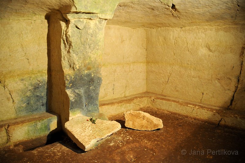 DSC_1379_2.jpg - Pohřební komora je prázdná, všechny nálezy byly odvezeny do archeologickyých muzejí v Rethimnu a Chanii.