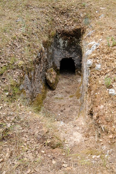 DSC_1419_2.jpg - Většina hrobů je mnohem menších. Mrtví byli pohřbíváni v keramických rakvích ve fetální poloze.