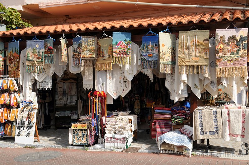 DSC_1554_2.jpg - Hlavní ulice ve Spili je lemována obchody s místními výrobky pro turisty.