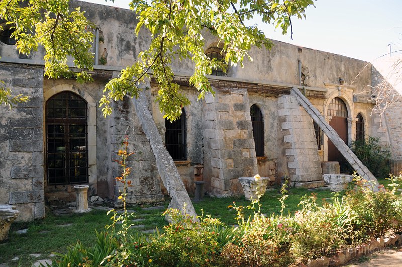 DSC_1725_1.jpg - Začali jsme v nejvzdálenějším bodě naší cesty, v hlavním městě Kréty v Canii. Archeologické muzeum je v bývalém klášteře Aghios Fragkiskos.