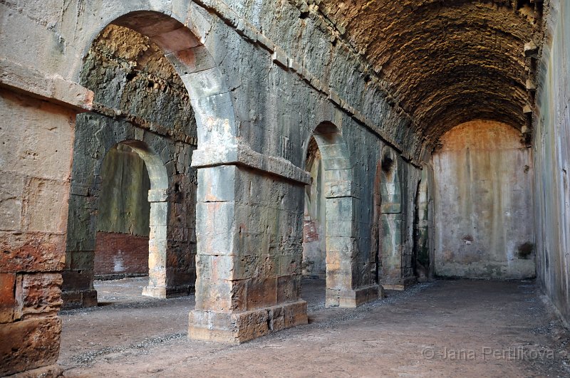 DSC_2274_2.jpg - Nejpůsobivější památkou v Apteře je trojlodní cisterna z římského období.