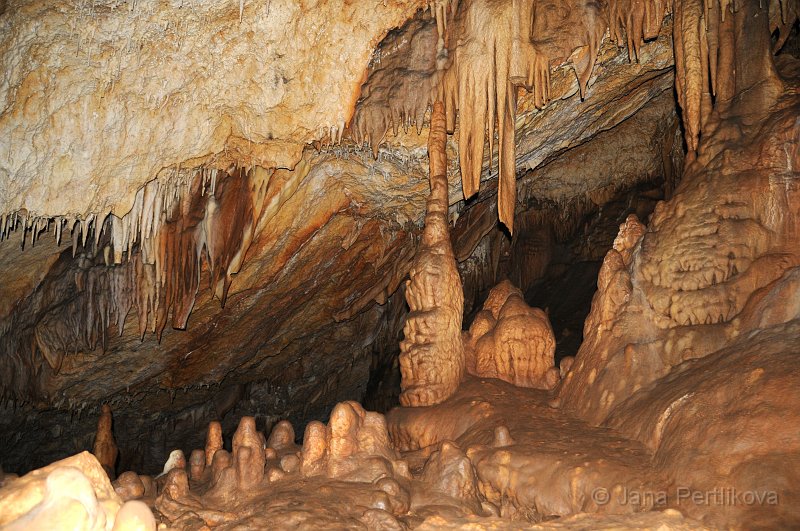 DSC_2619_1.jpg - Mohutné stalagmity a krásné závěsy.