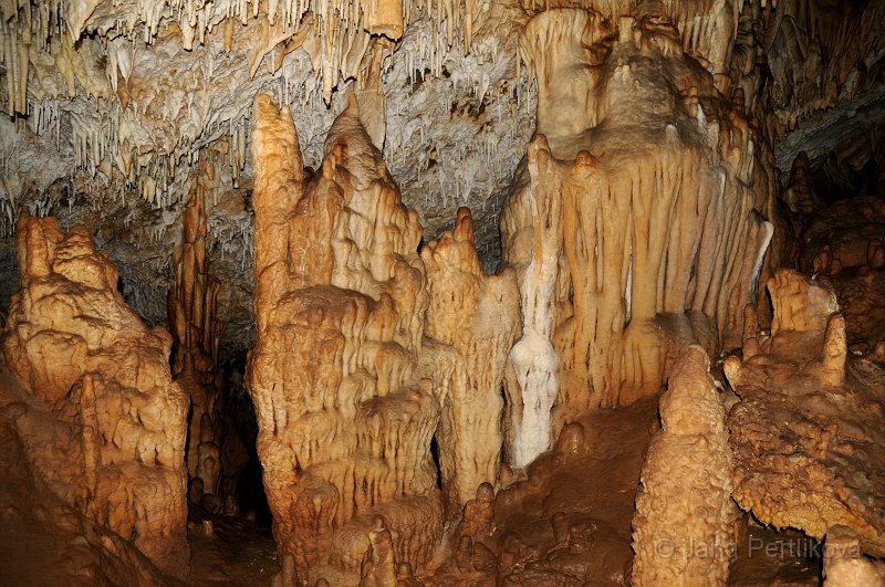 DSC_2686_1.jpg - Nádherná stěna stalagmitů a stalagnátů odděluje další část jeskyně.