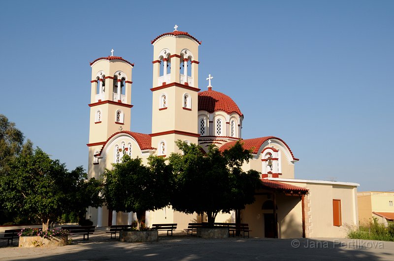 DSC_2926_2.jpg - Kromě kapličky je v Georgioupoli i velký kostel.