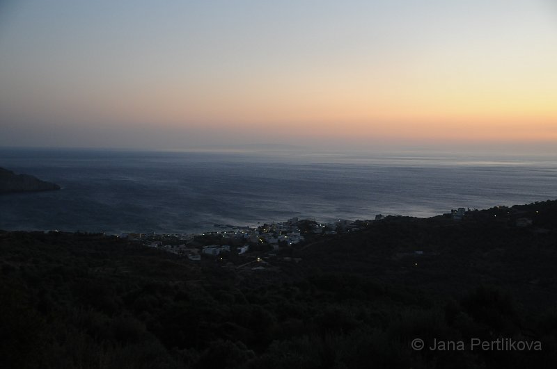 DSC_3018.JPG - Z Asomatos máme večerní Plakias i s celým zálivem jako na dlani.