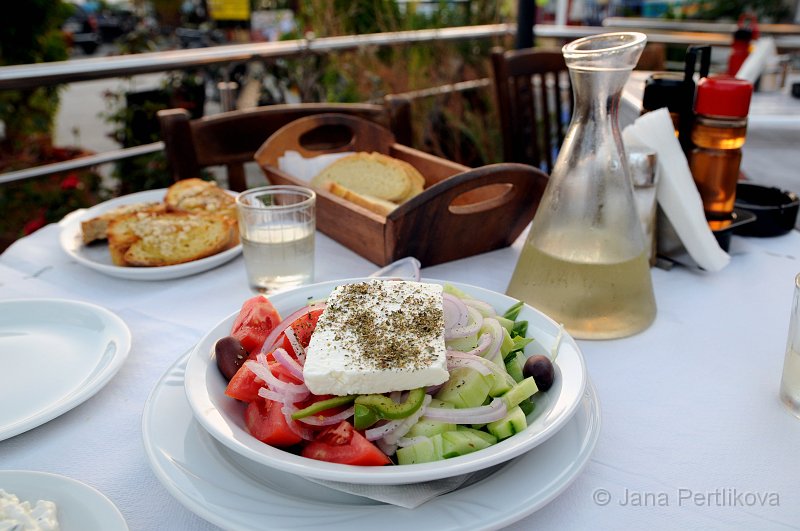 DSC_7498_1.jpg - Prvni večeře v Řecku v taverně Sifis grill house. Zeleninový salát s feta sýrem a bylinkami. Retsina a česnekový chléb.