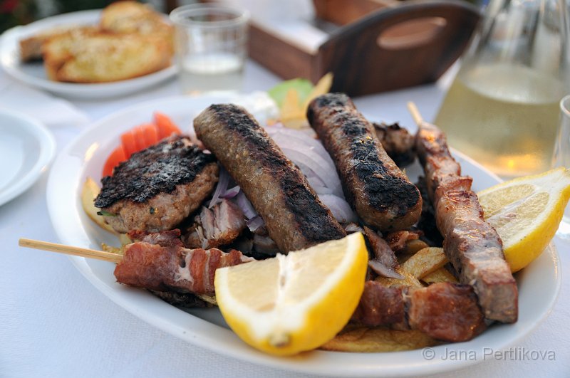 DSC_7499_2.jpg - Prvni večeře v Řecku v taverně Sifis grill house. Souvlaki, gyros a mleté jehněčí maso. Talíř pro dva.