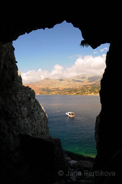 DSC_7576_2.jpg - Pohledy z jeskyní nad Plakias jsou impozantní.