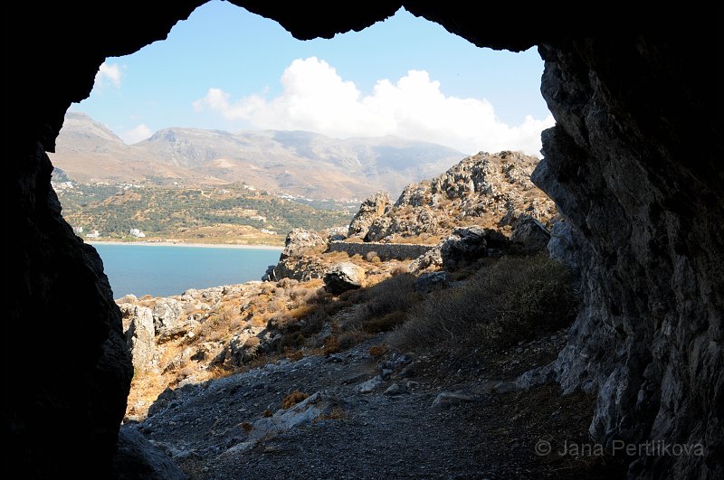 DSC_7604_1.jpg - Pohled z jeskyně na cestu, po které jsme přišli a kousek Plakias beach v pozadí.