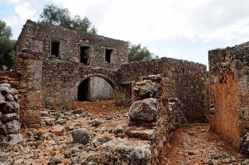 DSC_8769_2.jpg - Vesnice Aradena byla vystavena na ruinách antického města Aradin (též Iradin, od slova „aruad“což znamená „útočiště“). To vyplenili během své nadvlády osmanští Turkové. Na zbývající ruiny vesnice Aradin můžete narazit pár metrů od dnešní Aradeny.