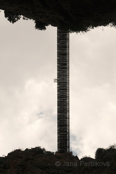 DSC_8844_2.jpg - Procházíme přímo pod Aradnským mostem odkud je jasně patrná plošina na skoky bungee jumping. Tak co, šli byste do toho?