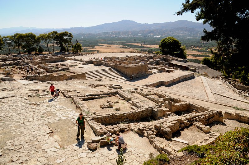 DSC_9118_2.jpg - Ruiny minojského paláce Festos leží na vrcholku nad Messarskou planinou. Býval politickým a administrativním centrem této planiny. Jedná se o druhý největší palác na Krétě jehož celková rozloha byla 8500 m2. 