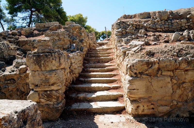 DSC_9272_1.jpg - 3. července 1908, když archeolog Luigi Pernier bádal ve sklepení minojského paláce Festos (Phaistos), zakopl tam o prapodivný kotouč z pálené hlíny o průměru asi 16 cm a tloušťce 2 cm, který na sobě nesl po obou stranách do spirály uspořádané znaky. Ty byly (někdy kolem roku 1850 až 1600 př.n.l.) nejprve matricí vytlačeny do měkké hlíny a poté v peci vypáleny. Jedná se tak o nejstarší „tištěný dokument“.