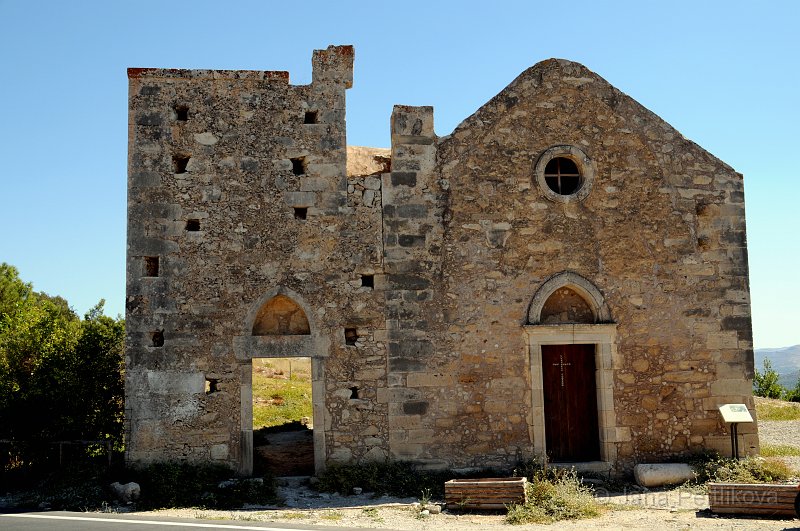 DSC_9366_2.jpg - Vydáváme se na návštěvu Agia Triady, cestou míjíme kostelik Ayios Georgios a tak zastavujeme a jdeme se podívat blíže. Kostel byl součástí mužského kláštera stejného jména a byl postaven na začátku benátského období v 16 století. Klášter fungoval až do roku 1821. Ještě v prvních 10 letech 20. stoeltí byly patrné zbytky  budov kolem kostela.