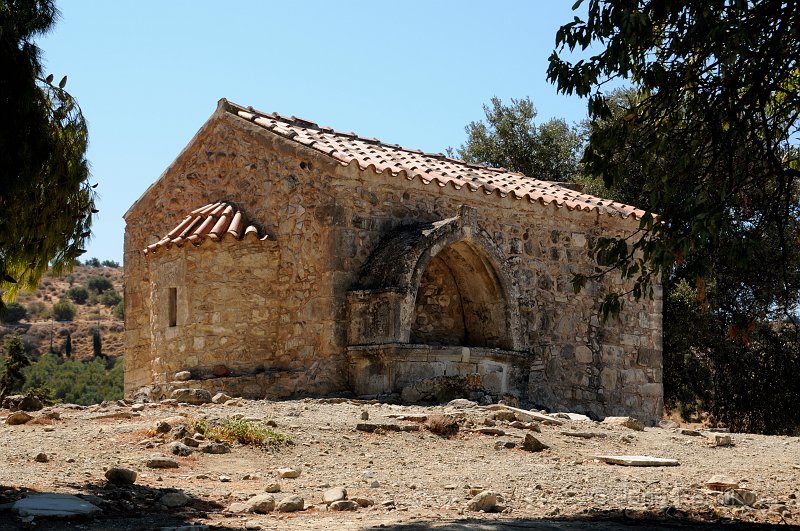 DSC_9391_2.jpg - Původní antický název místa není znám a tak bylo nazváno podle nedaleko stojícího byzantského kostela Svaté trojice (Agia Triada). Byzantská kaple Agios Georgios. V kapli najdeme fresky ze 14. století. Kaple byla zrenovována roku 1302. Oltář je vytesán z kamene.