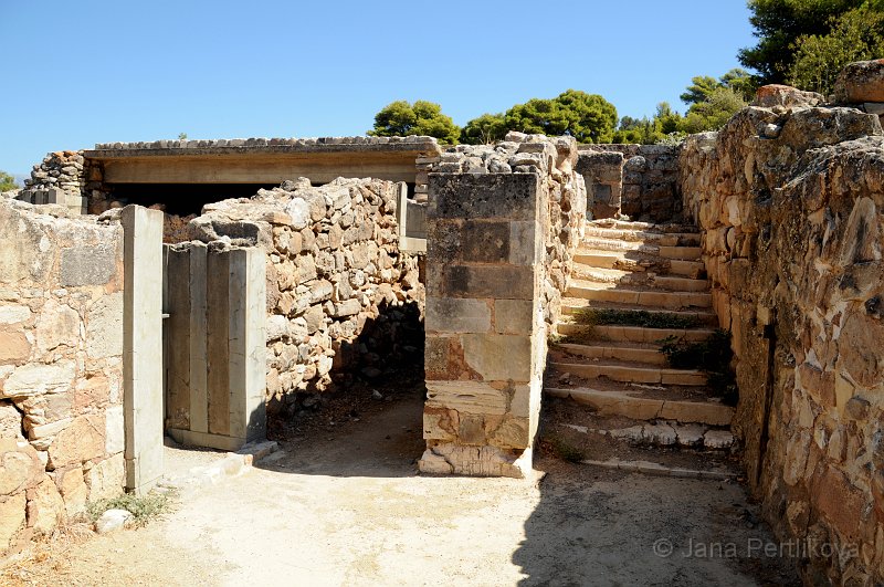 DSC_9415_2.jpg - Palác Agia Triada byl mnohem menší než ten v sousedním Faistu. Úzký vztah naleziště s Faistem dokládá kamenná cesta, která tato dvě střediska spojovala.