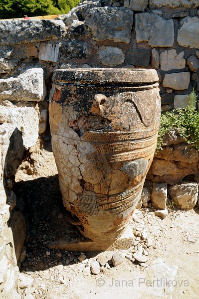 DSC_9438_1.jpg - První velké vykopávky na nalezišti v Agia Triada byly vykonávány v letech 1900 – 1908 italským týmem historiků. Ti zde našli velmi cenné mínojské artefakty, dnes vystavené v muzeu v Heraklionu. Nejvýznamnějším nalezeným předmětem byl sarkofág mínojské princezny s bohatě zdobený malbami.