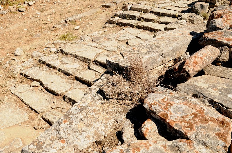 DSC_9443_1.jpg - Mořská rampa (Rampa al mare) pod severní stranou paláce se zřejmně táhla až k moři. Vědci spekulují o tom, že v době Agia Triady byla hladina moře výš. Asi 3 km vzdálený palác Phaistos který byl s Agia Triadou spojen kamennou cestou.