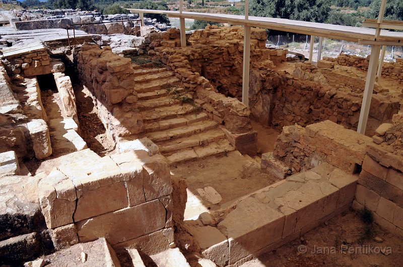 DSC_9459_1.jpg - Po náhlém zmizení Minojské civilizace (přibližně 1400 př.n.l.) zde bylo nepravidelné osídlení a ve 2. století n. l. si na tomto místě nechal postavit vilu vysoký římský hodnostář. Další stavby na naleziště v Agia Triada přibyly až za dob benátské nadvlády. Jedná se o dva kostely: Agia Triada (Svatá trojice) a Agios Georgios (Svatý Jiří).