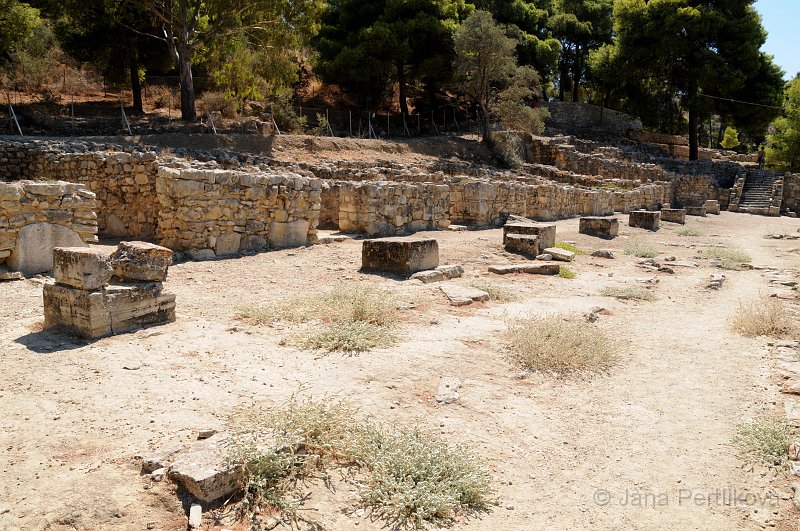 DSC_9482_2.jpg - Agora, tržiště na východní straně byla původně lemovaná osmi obchody, jejichž zbytky jsou patrné dodnes. Agora měla v antickém Řecku význam hlavního místa, kde se lidé shromažďovali a kde se konaly trhy. Takto nazývaná chrámová stavba se nacházela obvykle ve středu osady a byla jakýmsi náboženským centrem.