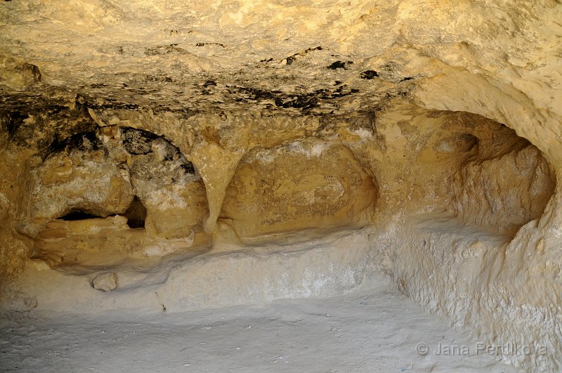 DSC_9548_1.jpg - Původně se jedná o římské hrobky vytesané v 1. století n.l., které se pak několik století používaly jako obydlí. Jeskyně jsou také vše, co zbylo ze starověké Mataly, která zřejmě byla, stejně jako Kommos, přístavem Festu.