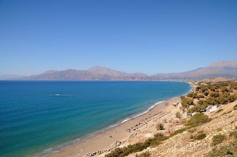 DSC_9608_2.jpg - Kommos pláž se nachází v zálivu Messara (Messara Bay) na jižním pobřeží Kréty, je to pláž dlouhá kilometry a kilometry, takže se pro lepší orinetaci její částí přejmenovávají podle nejbližších osad. Naleznete tak zde pláž Kamlamaki nebo třeba Tympaki.