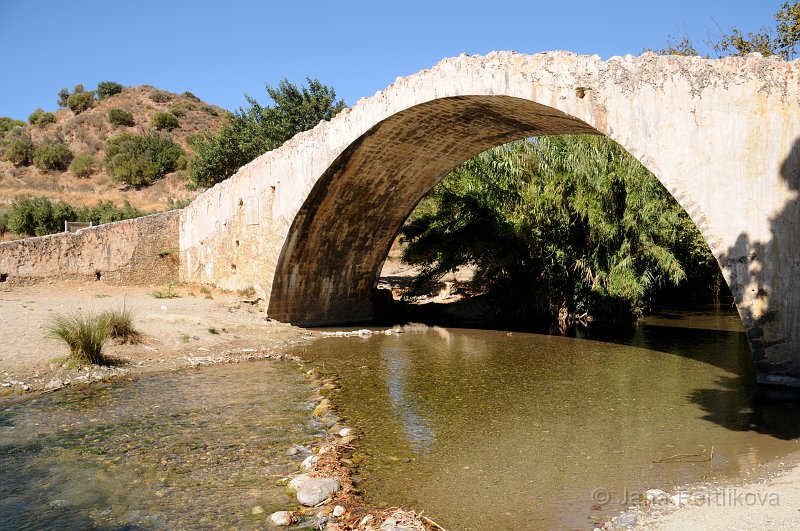 DSC_9971_2.jpg - Most přes Megalo Potamo (Velkou řeku) byl postaven postaven 1213.