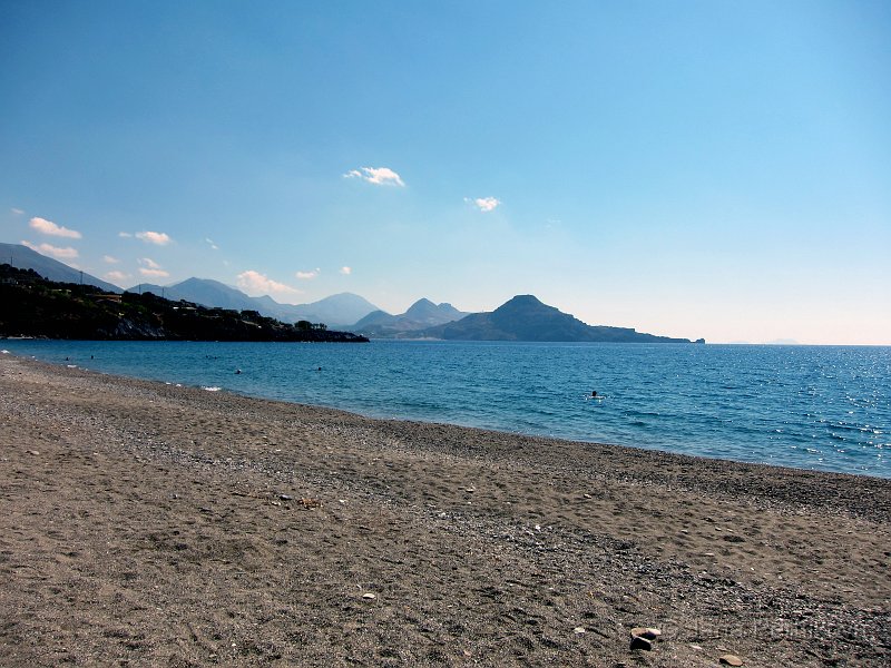 IMG_1231_1.jpg - A už jsme dorazili na Souda beach. Pláž je písčitá, s úseky pokrytými kamínky, které jsou rozpálené a nepříjemně píchají do chodidel.