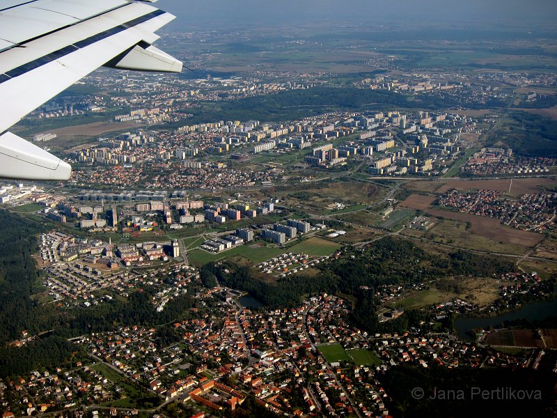 IMG_3284_1.jpg - Zpod křídla vykukuje Centrum Chodov a celé Jižní město je jak na dlani.