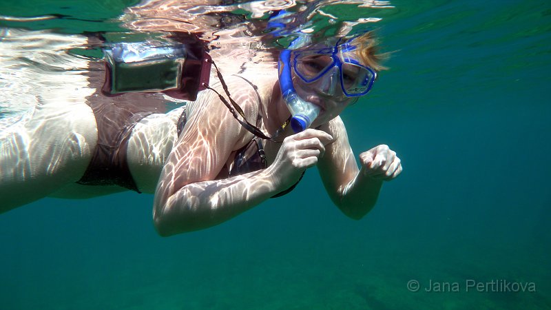 P1080132_4.jpg - Janina šnorchlující na Souda beach.