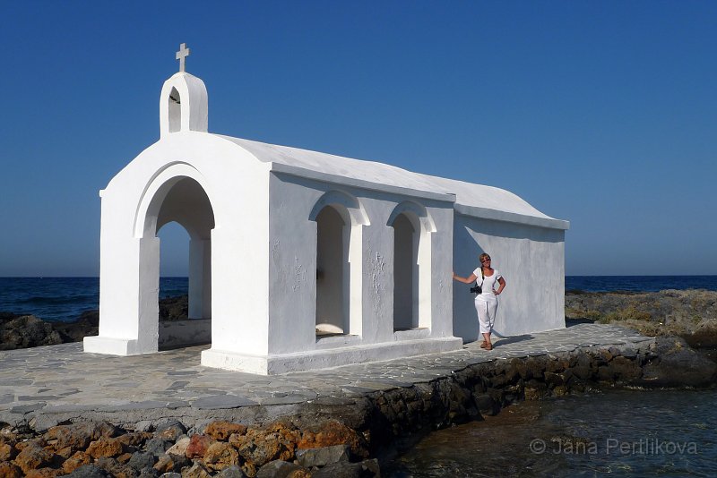 P1080742_1.jpg - Janina u kapličky Agios Nikolaos.