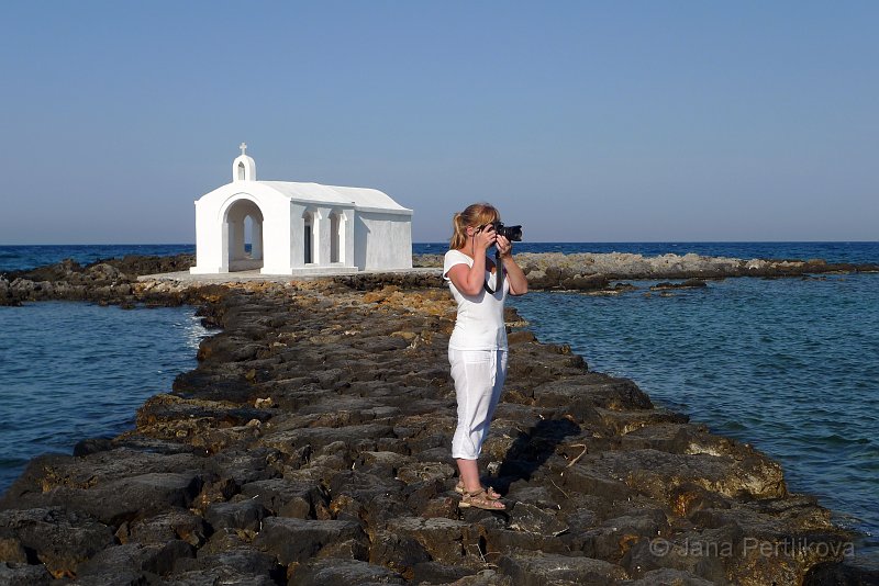 P1080747_1.jpg - Agios Nikolaos stojí na ostrůvku spojeném s pevninou náspem z kamenů.