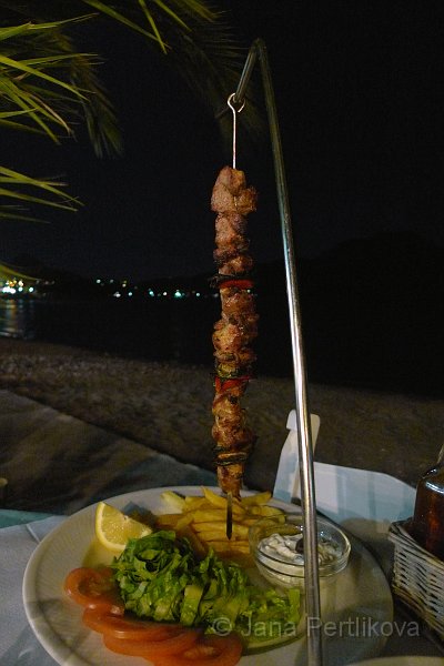 P1090043_1.jpg - Poslední večeře na Krétě v restauraci Muses na pobřeží. Výhled na pláž a moře. Souvlaki.