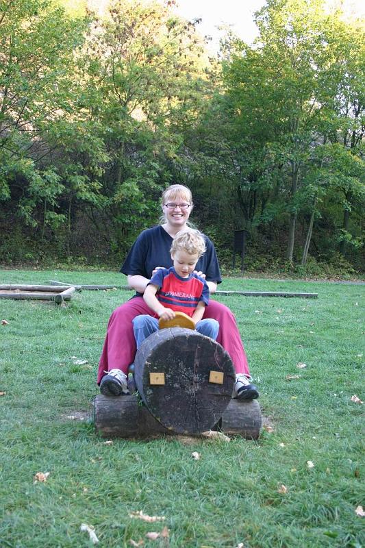 0021.JPG - Já a můj synovec Bertik. Piknik v Prokopském údolí. 9/2006. Od té doby jsem trošku pohubla:-)