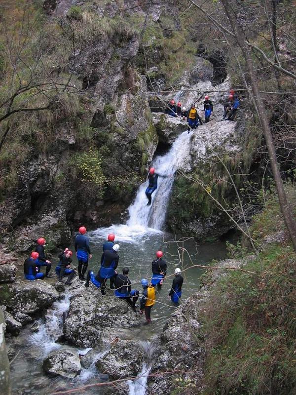 0024.jpg - Slovinsko Canyoning. 10/2006, než jsem vylezla do toho kopce, opravdu jsem si sáhla na dno. Po prvním skoku jsem ztratila jednu kontaktní čočku:-) Doskákala jsem to napůl poslepu. Ale ten pocit, nezapomenutelný!