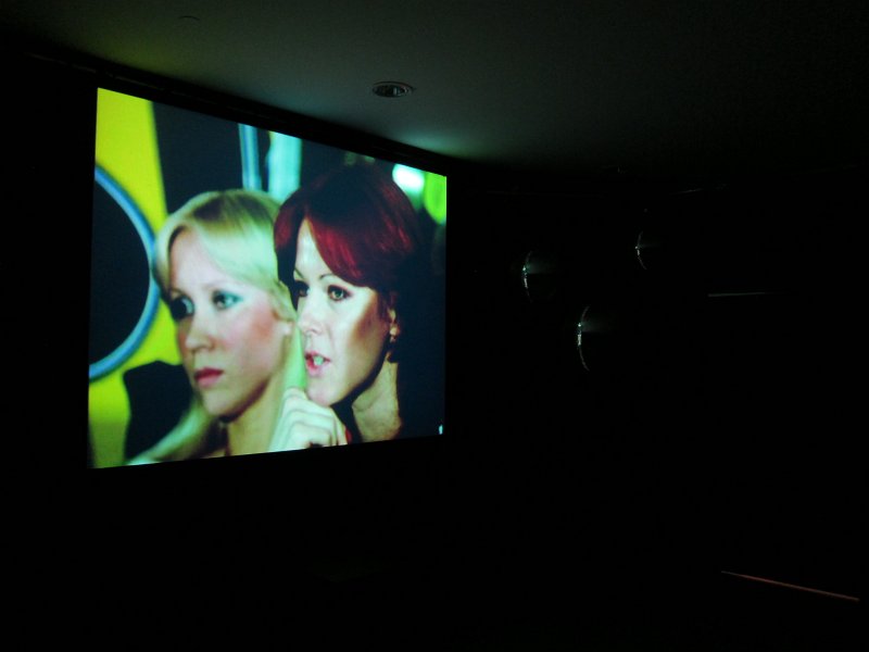 IMG_3409.JPG - V kině běží krátký sestřih z života ABBA. Jejich koncertů, vystoupení, životů.