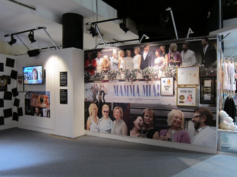 IMG_3465.JPG - I připomínka Mamma Mia zde musí být, film znovu vrátil ABBA na výsluní. Úplně poslední místností je krámek s marketingovými produkty ABBA. Něco na památku si může pořídít každý.