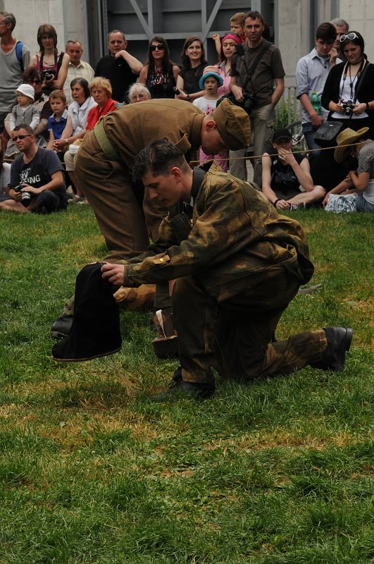 DSC_0004.JPG - Pod svrchním overalem měl parašutista oblečen protektorátní oblek včetně obuvi, přes kterou měl natažené speciální vysoké "nazouváky", aby nedošlo k znečištění obuvi ani oděvu, což by mohlo prozradit jeho původ.