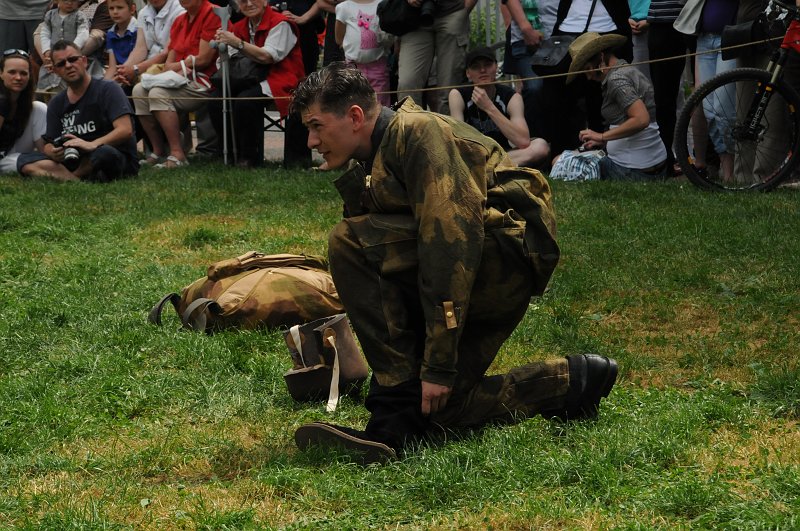 DSC_0007.JPG - Přes obuv k obleku měl parašutista navlečenu speciální seskokovou obuv, který chránila jeho boty proti zašpinění. Tyto nazouváky si sundaval parašutista jako poslední, až poté, co ukryl padák i seskokovou kombinézu, aby zůstal až do poslední chvíle čistý.